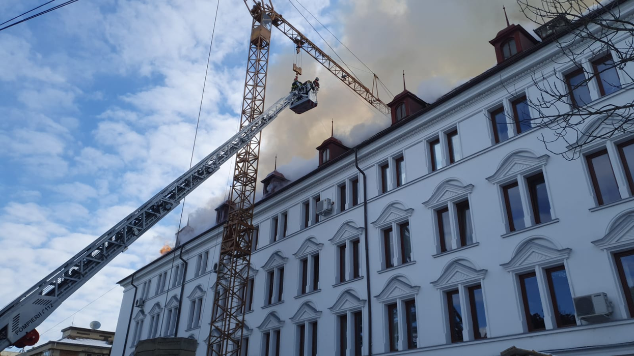 Acoperișul Prefecturii din Suceava a luat foc. Imagini de la fața locului cu incendiu. FOTO