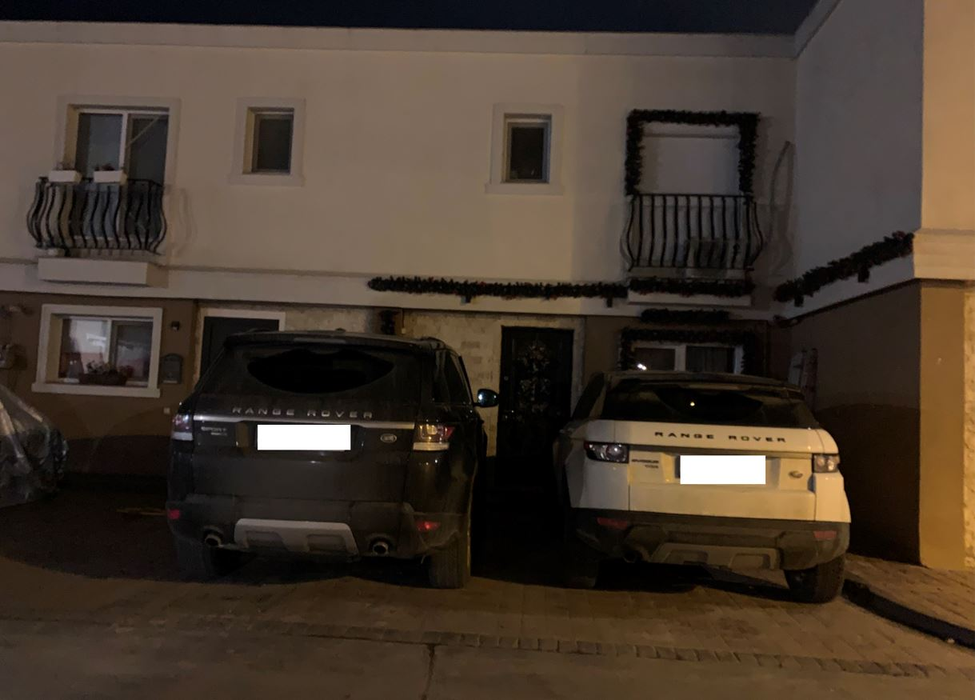Ora 3 dimineața. Lumina este stinsă, iar mașinile, nemișcate din locul lor (Foto: CANCAN.RO)