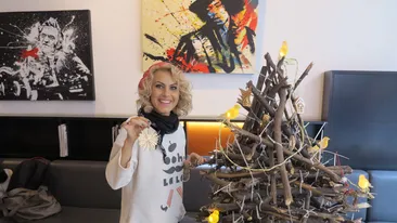 Amna are cel mai ciudat brad de Craciun: o constructie din crengi uscate impodobite cu stelute si ingerasi din ghips