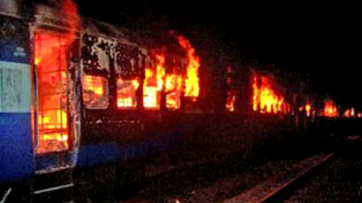 VIDEO Un vagon de tren a ars in intregime azi-dimineata