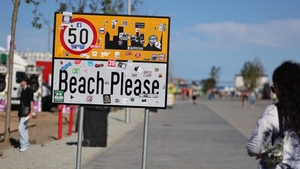 Câți lei costă un sendviș cu pui la Beach, Please! Petrecăreții au crezut că nu văd bine