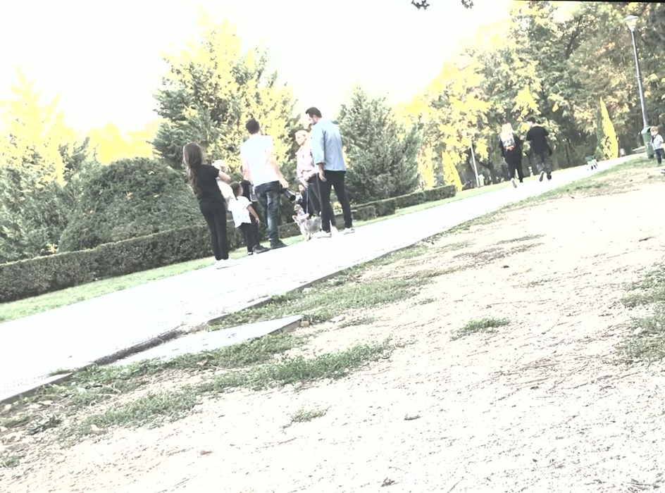 Cătălin Măruță și familia, la plimbare, asistați de un fotograf