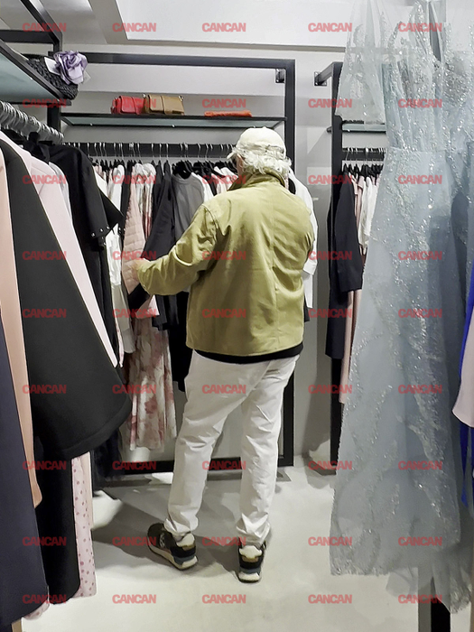 Ovidiu Lipan Țăndărică analizează atent oferta magazinelor