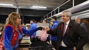 Normalitatea în România de azi. Călin Popescu Tăriceanu a cumpărat prune uscate în Piața Gorjului