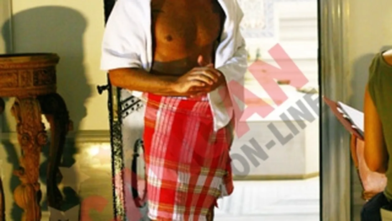 Radu Valcan, sexy, transpirat si dezbracat intr-o baie turceasca!