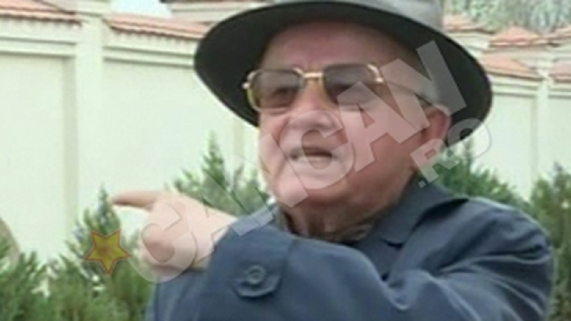 VIDEO Nebunie totala in familia Columbeanu! Tatal lui Iri se repede la reporterii Kanal D si ii scuipa si ii injura