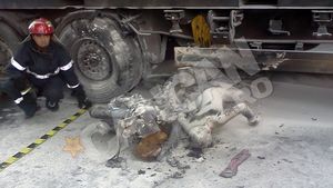 Atentie, imagini socante! S-a facut scrum dupa ce a intrat cu scuterul sub un tir