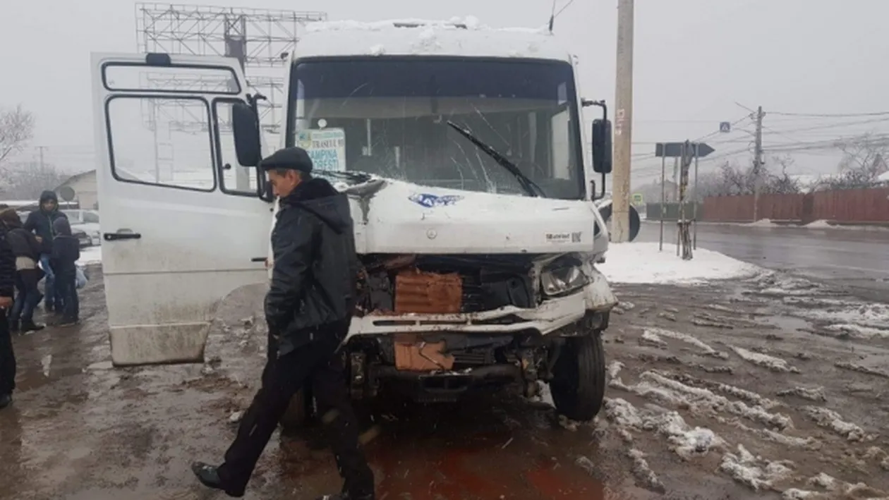 Accident groaznic pe DN1! Un microbuz cu 21 de oameni a intrat într-o autoutilitară