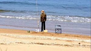 Imagini virale. Polițiștii au vrut să amendeze un bărbat pe o plajă, dar au avut parte de un șoc atunci când au ajuns lângă el