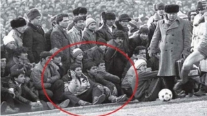 Adevărul din spatele fotografiei cu românul care vorbea la mobil acum 30 de ani!