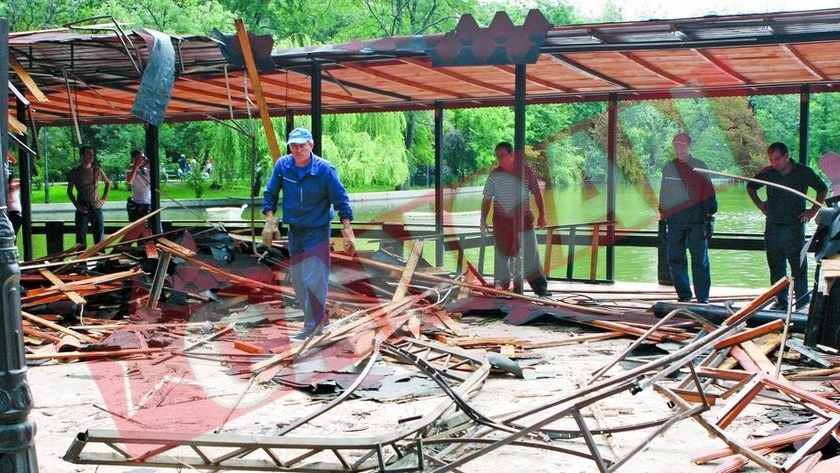 Au intrat cu buldozerul in terasele ilegale din parc