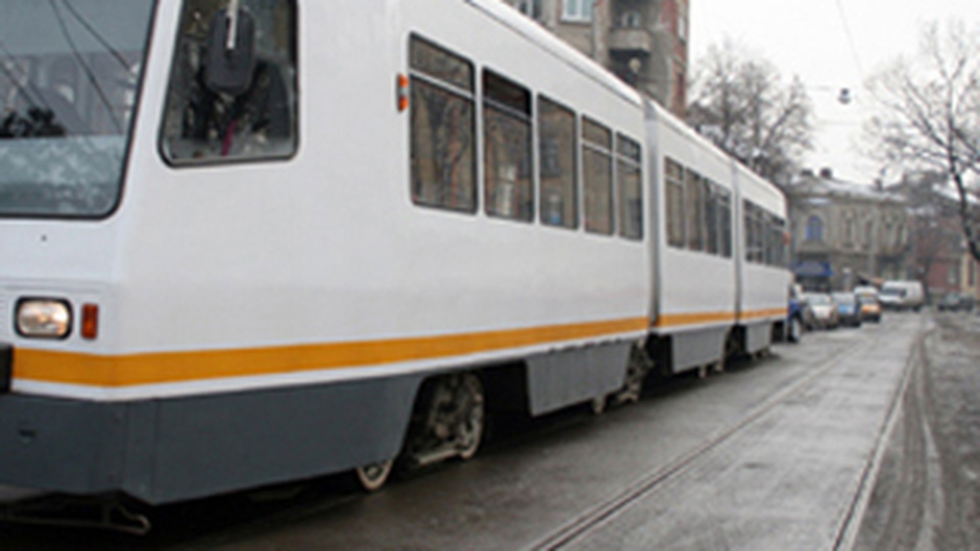 Circulatia tramvaielor 41 este blocata! O masina s-a rasturnat peste linii!