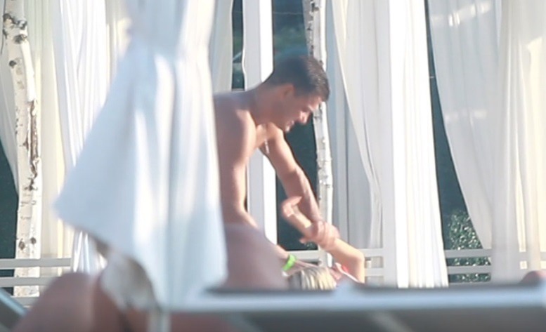 Cristian Boureanu şi-a scos iubita la piscină, iar acolo au început un mic... "război" în joacă!