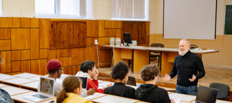 Caz ȘOCANT la Brașov. Unii studenți acuză un profesor de HĂRȚUIRE, alții îl apără