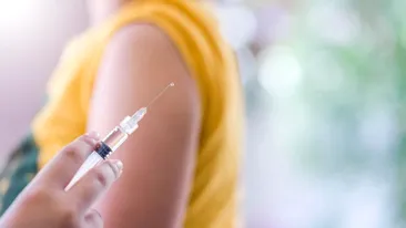 România începe să facă a treia doză de vaccin anti COVID. Care sunt grupele de persoane care vor avea prioritate