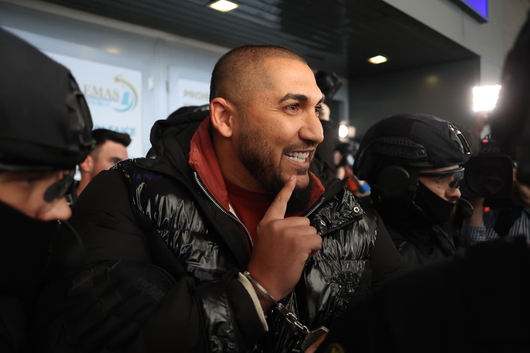 Dani Mocanu și Nando, aduși în cătușe la București! Primele imagini cu manelistul și fratele lui, de pe aeroportul Otopeni