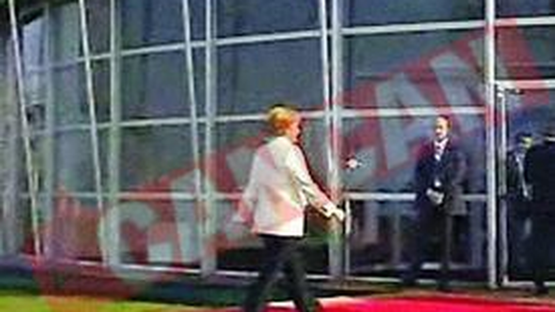 Berlusconi a lasat-o cu ochii-n soare pe Merkel