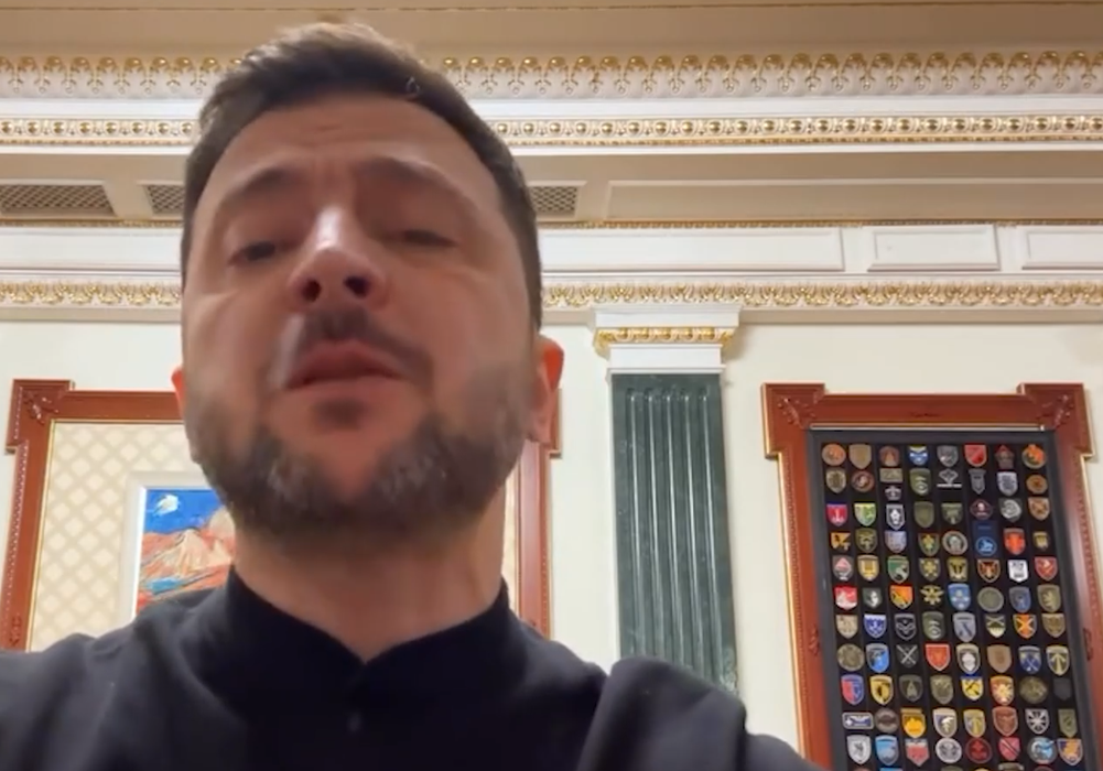 Moment bizar în timpul unui monolog oferit de Volodimir Zelensky. Ceva alb îi cade din nas, în timp ce vorbește