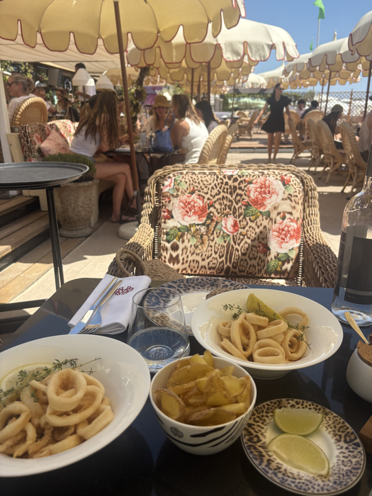 Check in | Cât costă un prânz la unul dintre cele mai exclusiviste beach cluburi din Cannes. Vibe de lux pe Croisette