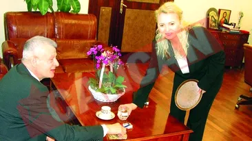 Ea ii face cafeaua lui Sorin Oprescu