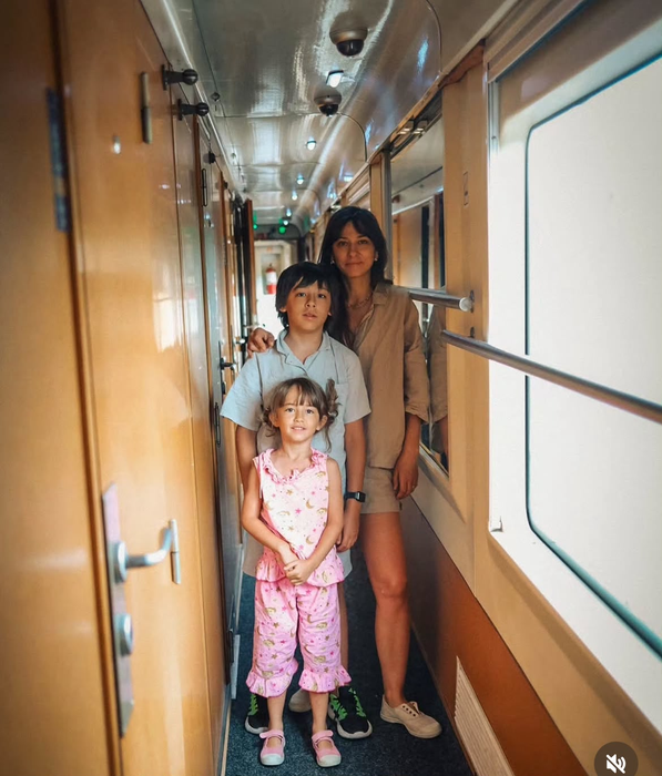 Dana Rogoz alături de familia sa/ sursă foto: Instagram