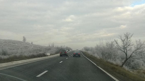 Acest tânăr s-a filmat în timp ce „zbura“ pe autostrada A1 cu 220 de kilometri pe oră! Imaginile par ireale