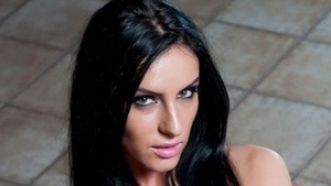 Cristina Roman se vrea Angelina Jolie a României. Bruneta vrea un nas identic cu al actritei americane
