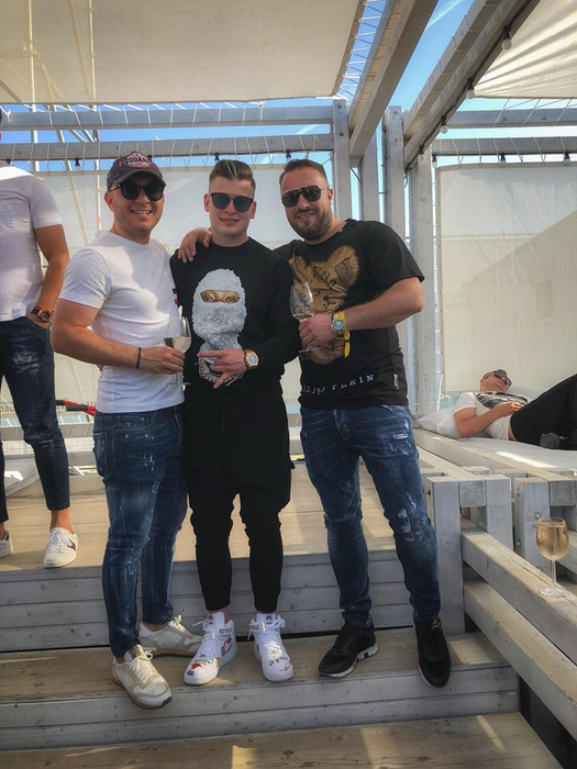 Radu Maricuța, alături de prieteni în Mamaia