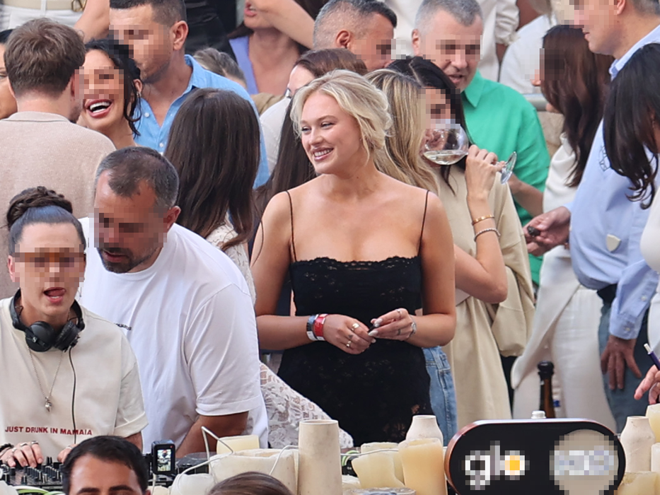 Gina Chirilă cu o superbă rochie neagră de dantelă