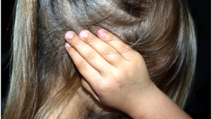 Terapia groazei la Suceava. Copii cu dizabilități, bătuți de terapeute și amenințați cu moartea de angajatele centrului. 5 persoane arestate