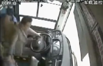 Un autobuz a căzut de la 50 de metri: 15 morți! Ce făcea șoferul cu o pasageră, înainte cu câteva secunde de tragedie