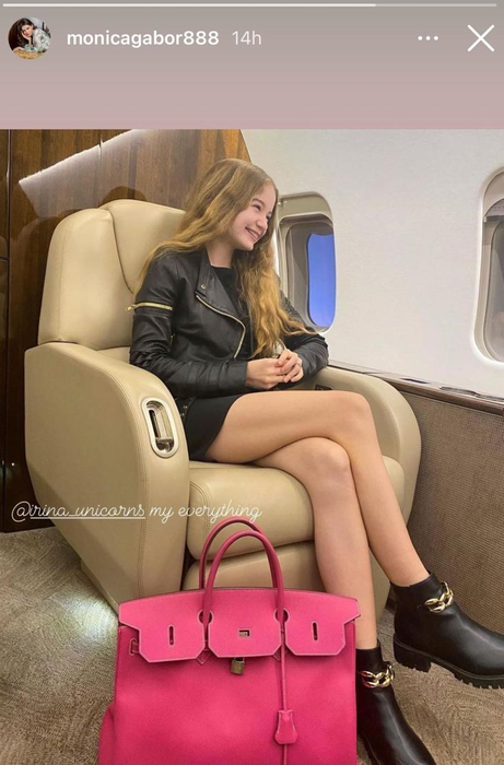 America nu pare că a liniștit-o complet! Monica ex-Columbeanu nu știe cum să-și mai arate Hermesul și picioarele într-un jet privat