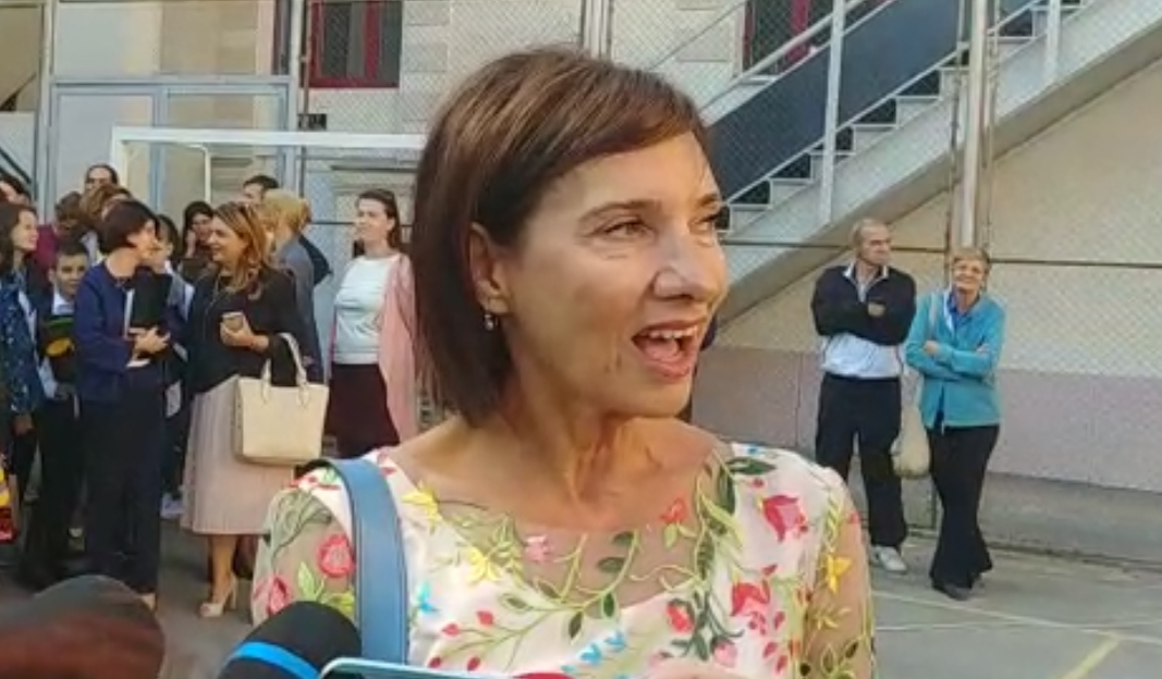 Cum s-a îmbrăcat Carmen Iohannis în prima zi de școală! Șoția președintelui a preluat o nouă generație de elevi. FOTO