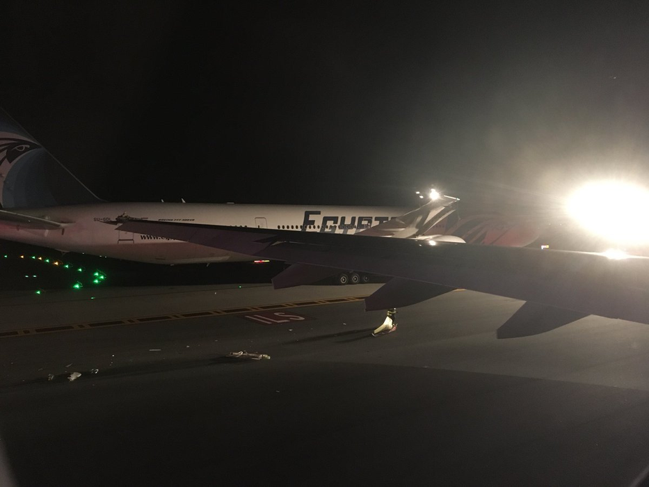 Pasagerii au trecut prin clipe de groază atunci când avionul era pe punctul să decoleze! Momentul în care s-a ciocnit de un alt aparat de zbor a devenit viral