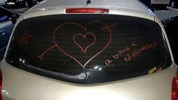 Răzbunare fabuloasă! Ce mesaje i-a scris, cu rujul pe geamurile mașinii, o femeie din Brăila iubitului care a părăsit-o
