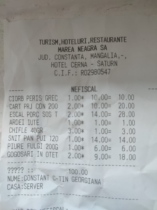 „Mizerie și așternuturi îngălbenite!” Ce a găsit o turistă în camera hotelului din Saturn în care s-a cazat acum, în august 2022