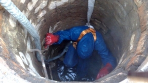 Cadavru tăiat în bucăţi, găsit într-o fântână din Moldova