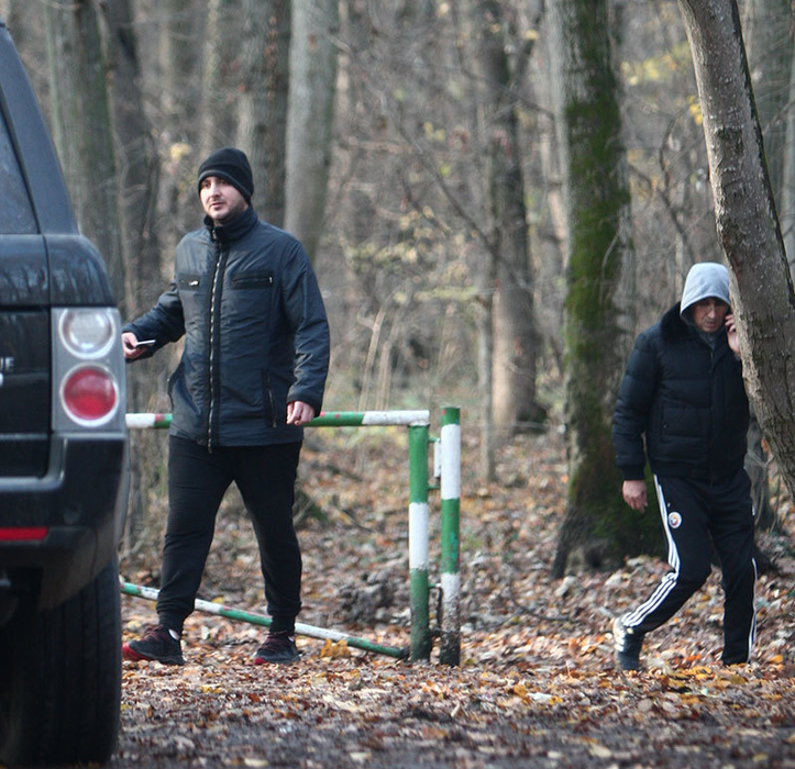 Victor Piţurcă şi Victorio au terminat sesiunea de jogging şi se îndreaptă spre maşină