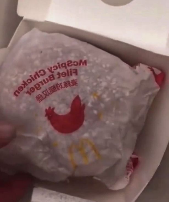 Incredibil! Ce a putut să găsească o femeie în burgerii de la un celebru fast food