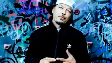 Puya, cea mai bizară ținută de naș de cununie! Sacou, șapca în cap și...