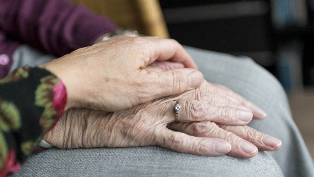 Ce au păţit doi români, după ce au încheiat un contract cu o bătrână de care să aibă grijă în schimbul apartamentului? De necrezut ce s-a întâmplat după 18 ani