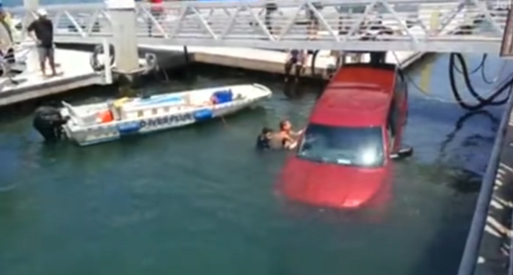 Operațiune de salvare contracronometru, după ce un șofer a plonjat cu mașina în apa unui port