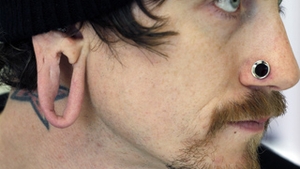 Imagini soc! Ti-ai facut piercing in urechi? Ai putea pati ca el!