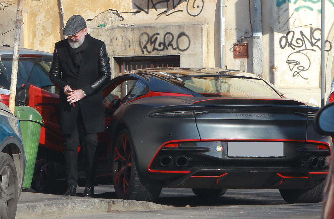 Dan Nicorescu, alături de Aston Martin-ul de 350.000 de euro