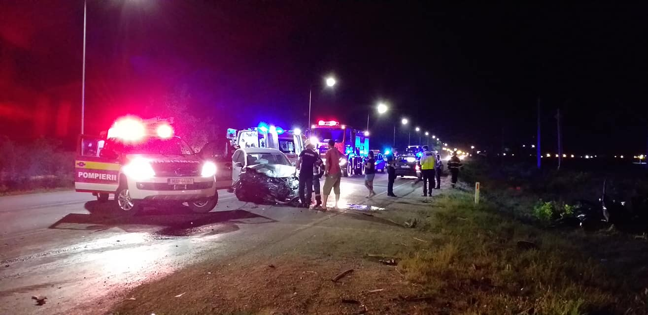 O șoferiță de 19 ani a fost la un pas să provoace o tragedie din cauza neatenției și a zburat cu mașina de pe drum. 5 răniți în urma impactului violent © dejeanul.ro
