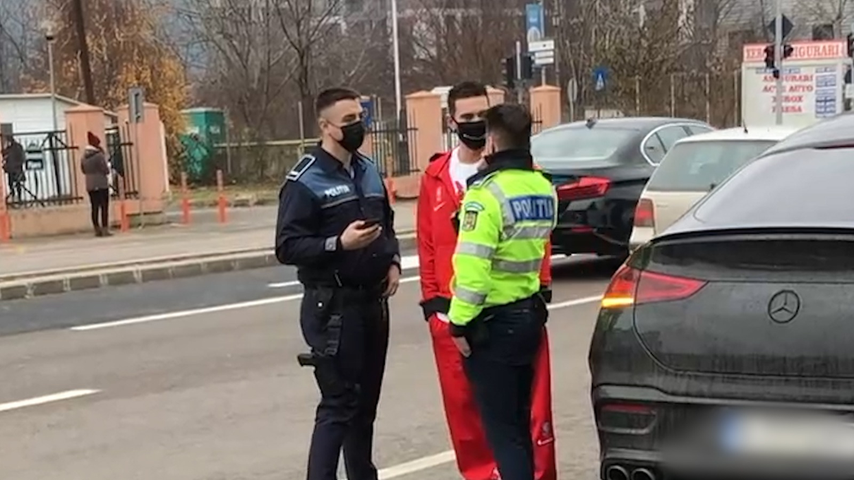 Dorian Popa și-a transformat bolidul în sania lui Moș Crăciun. Până și polițiștii l-au oprit să-și facă poze