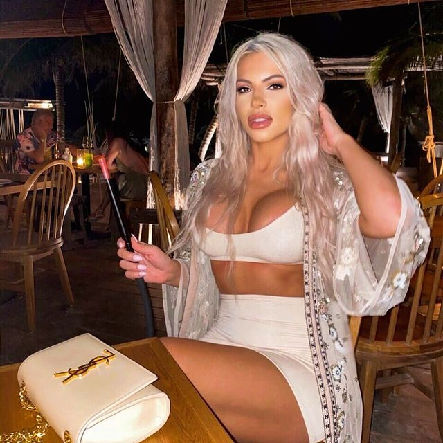 Jessica știe să își "premieze" urmăritorii