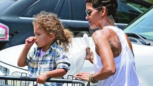 Fetita lui Halle Berry face bilute la cumparaturi
