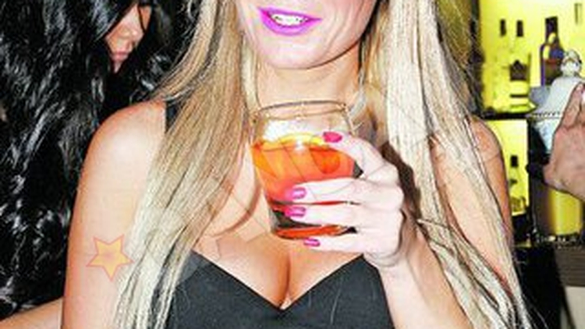 Simona Sensual, curtata de un seic in Dubai! A vrut sa o cumpere cu o turma de camile