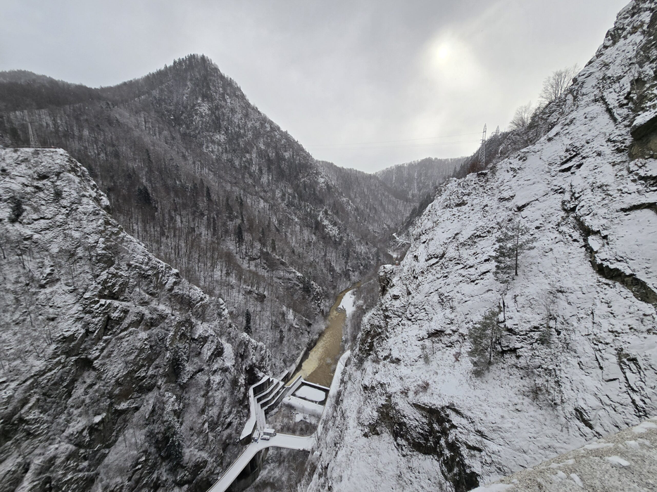 Ninge ca în povești la Barajul Vidraru/ sursă foto: mediafax